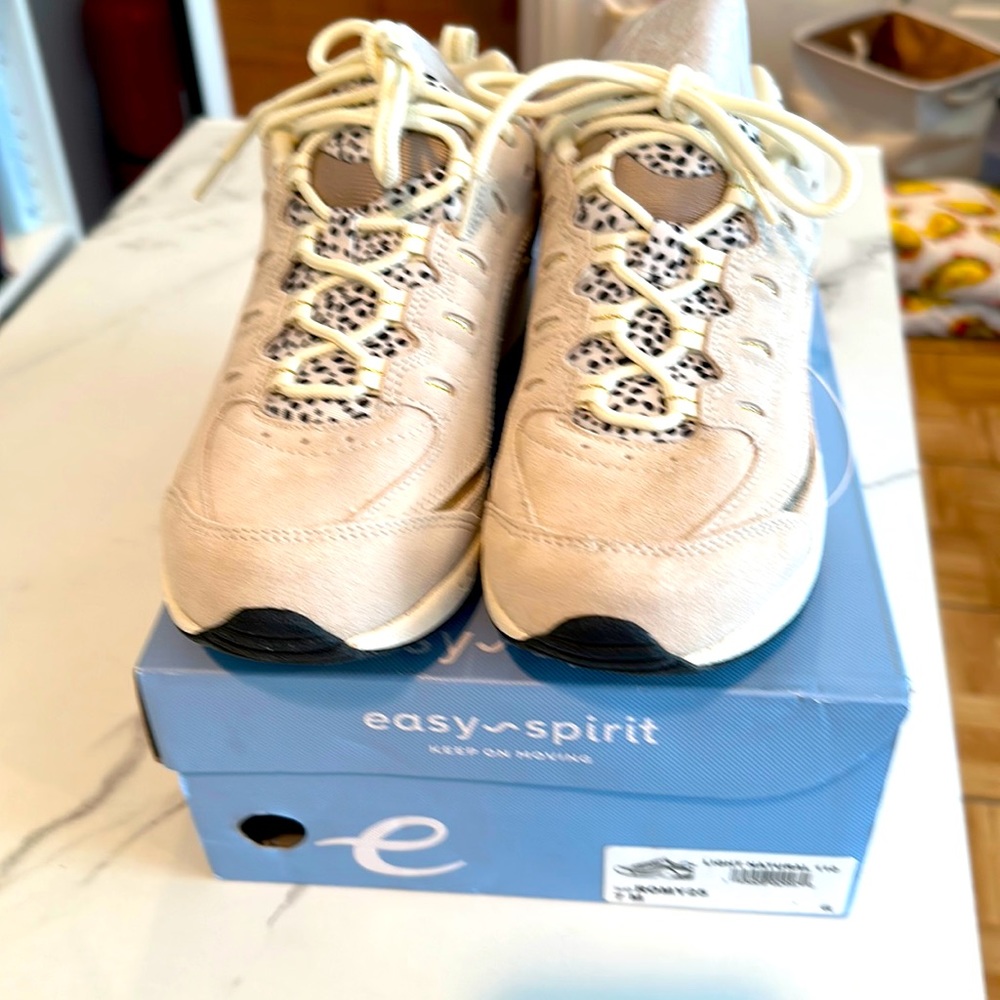 NWT Easy Spirit Romy walking shoe, size 7.